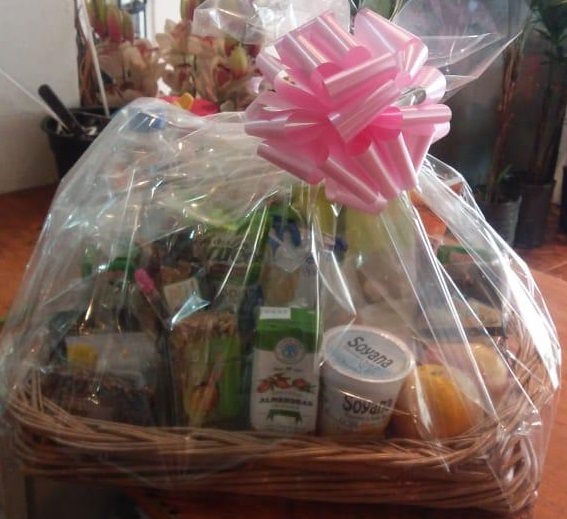 Envio y venta de flores ,rosas, plantas,arreglos florales ,regalos y desayunos a domicilio con delivery gratis en la Ciudad Autonoma de Buenos Aires y con costo de envo en localidades del Gran Buenos Aires asi como delivery de flores y plantas a travs de florerias asociadas en todas las provincias de la Argentina, Buenos Aires, la Pampa, Tucuman, La Rioja, Ro Negro, Entre Rios, Corrientes, Misiones, Neuquen, Chubut, Tierra del Fuego, Santa Cruz, San Luis, Mendoza, Cordoba, Jujuy, Formosa, Santiago del Estero, Salta, Chaco, Catamarca ,San Juan, y ademas realizamos el delivery de flores ,coronas,palmas , plantas y regalos a todas las ciudades de Argentina, Mar del Plata, Crdoba, Buenos Aires, con cargo en Santa Rosa, La Plata, Bella Vista, Neuquen, Pilar, Paran, Posadas, Resistencia, Cipolleti y mas de 300 ciudades y localidades en todo el territorio de nuestro pas, asi como tambien tenemos la posibilidad de enviar flores a casi todo el mundo en cuestion de horas